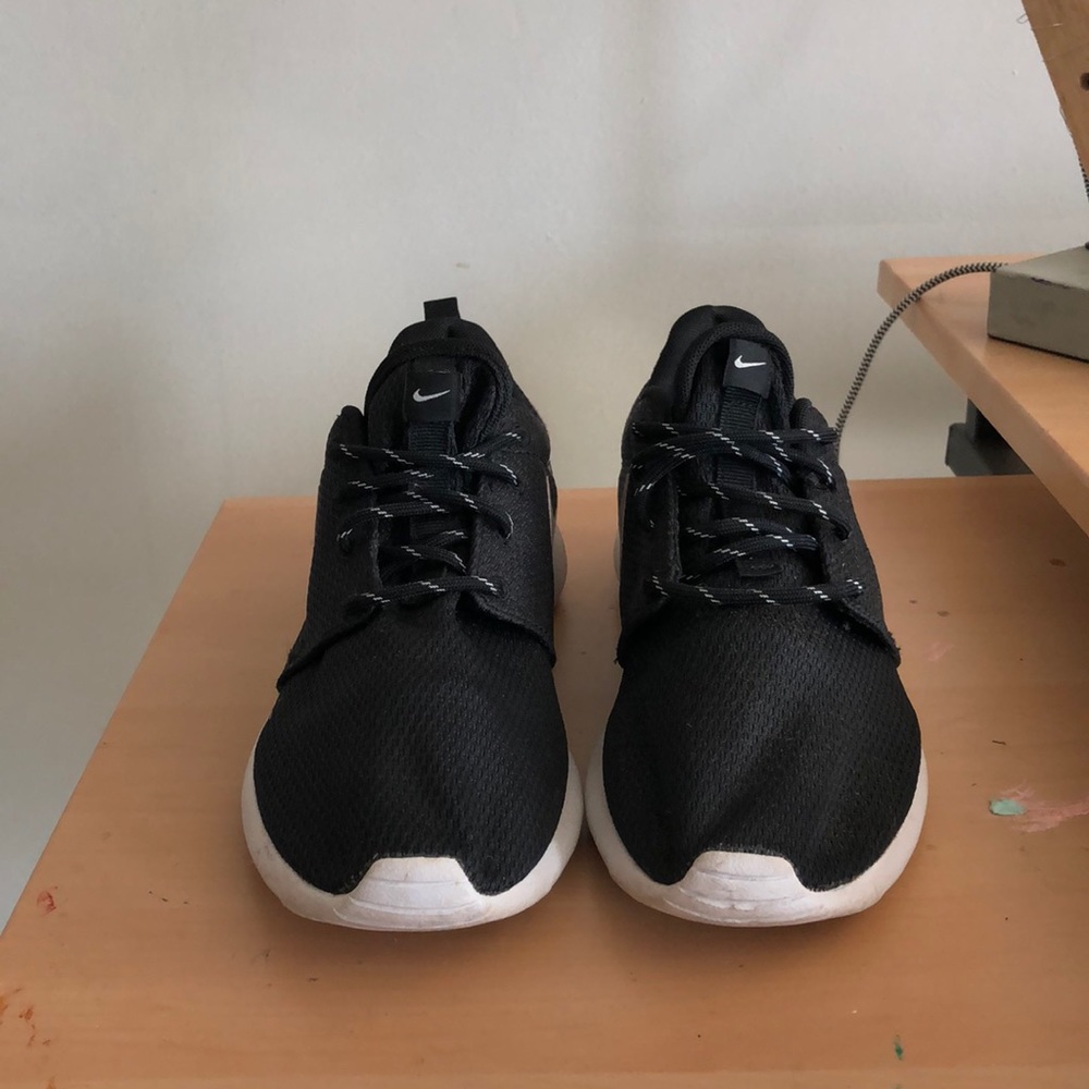 Black Nike Roshes